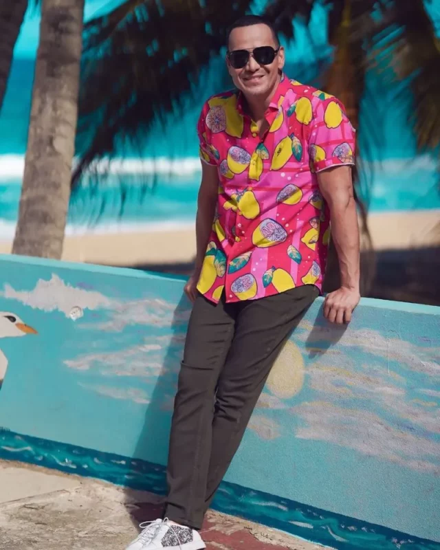 This image has an empty alt attribute; its file name is Victor-Manuelle-4-640x800.webp