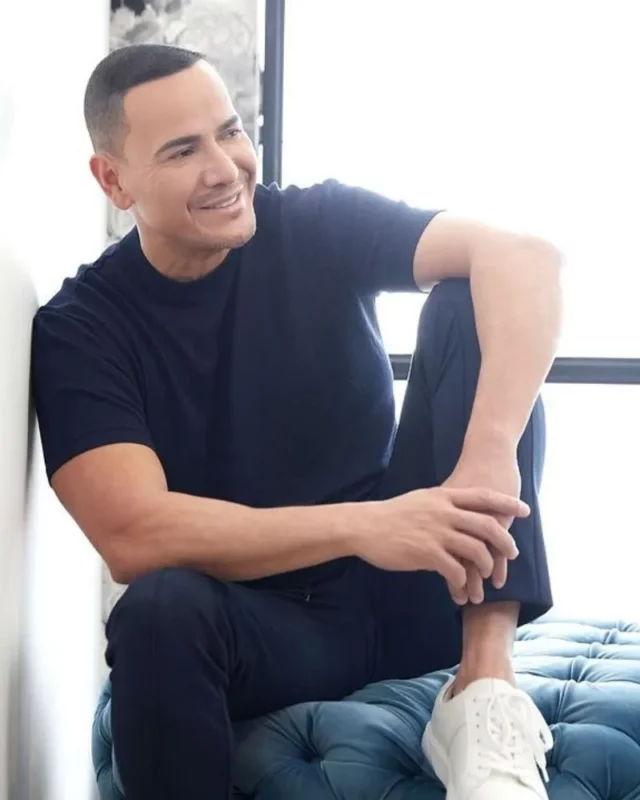 This image has an empty alt attribute; its file name is Victor-Manuelle-5-640x800.webp